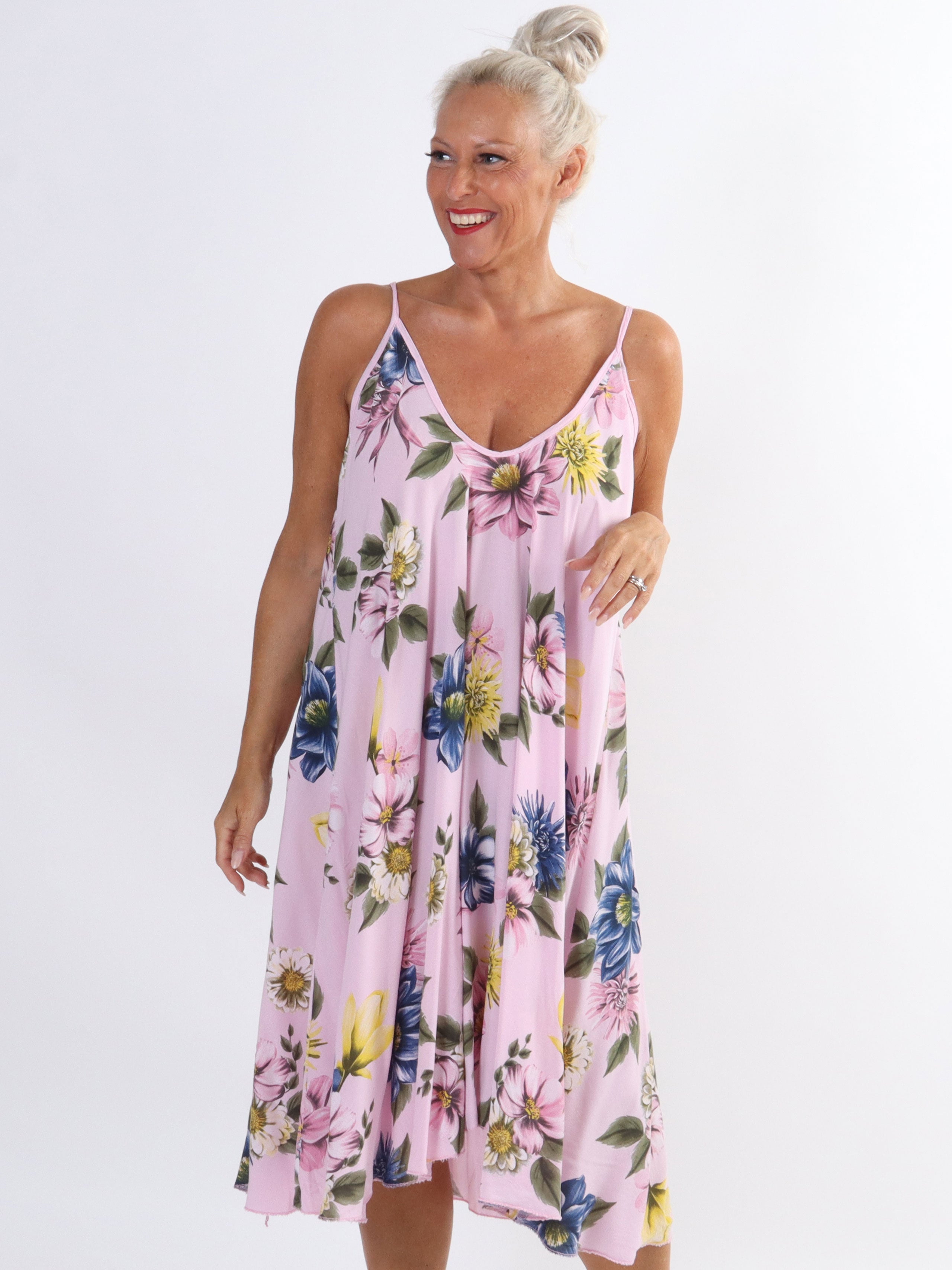 Maddie Flower - Sød plus size stropkjole med blomstermotiver